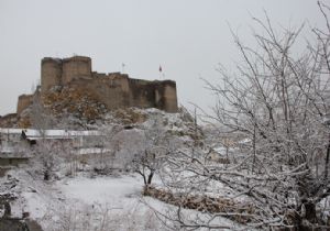 Kar Erzurum'dan gitmek istemiyor